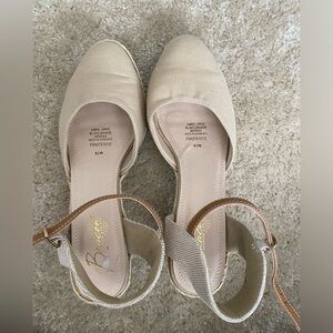 Beacon fashion and fit wedge sandals with ankle strap, Size 8.5 wide